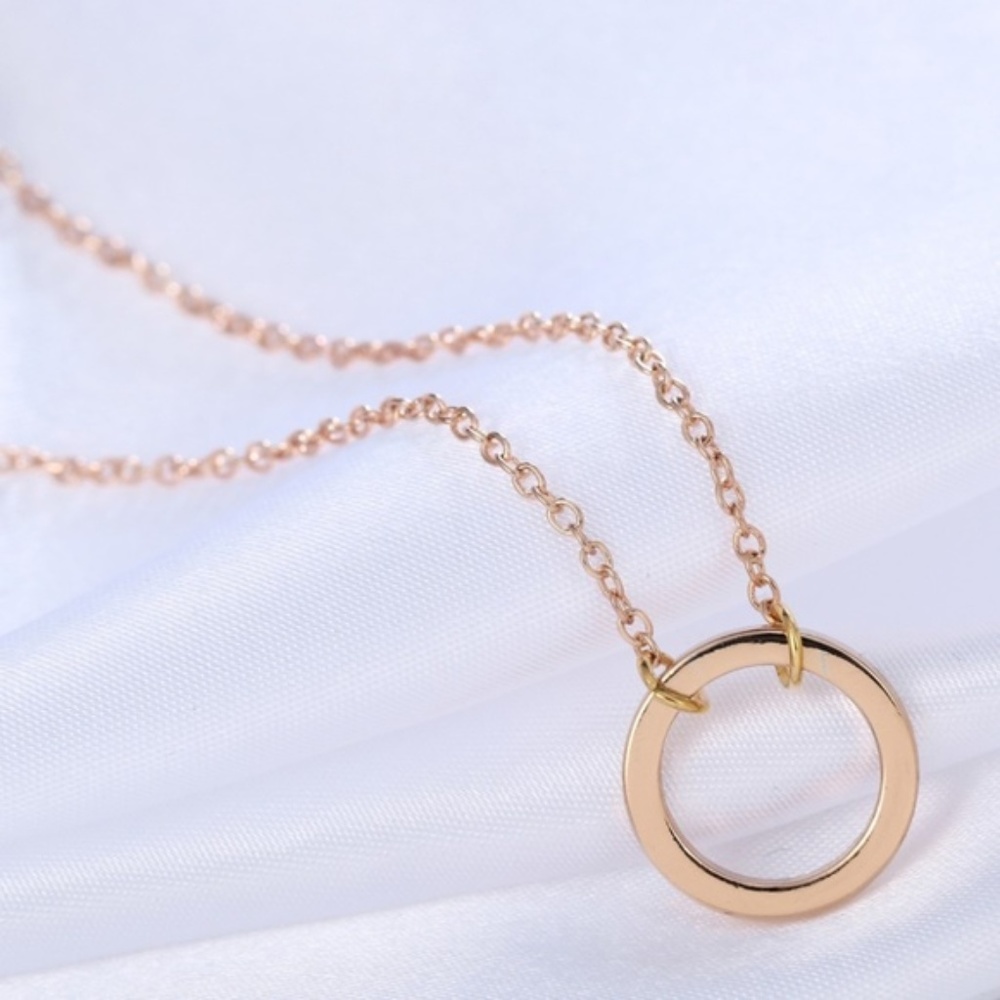 🍀 3/$25!! Simple Circle Gold Necklace - Picture 3 of 4